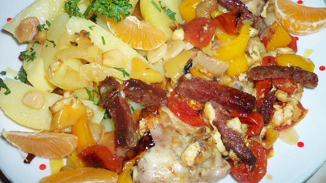 Lovecké kuřecí kousky v zelenině s nivou, přelité mandarínkovou šťávou, detail hotového jídla...