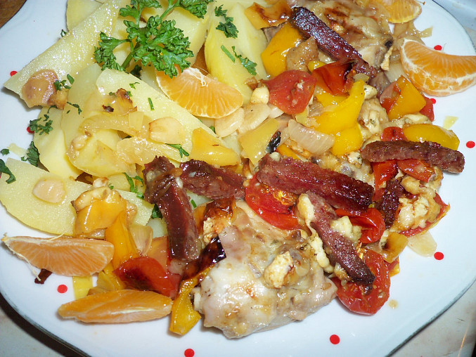 Lovecké kuřecí kousky v zelenině s nivou, přelité mandarínkovou šťávou, detail hotového jídla...