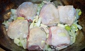 Lovecké kuřecí kousky v zelenině s nivou, přelité mandarínkovou šťávou (na osmažené cibulce a česneku opečeme maso...)