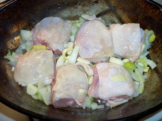 Lovecké kuřecí kousky v zelenině s nivou, přelité mandarínkovou šťávou, na osmažené cibulce a česneku opečeme maso...