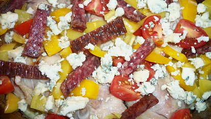 Lovecké kuřecí kousky v zelenině s nivou, přelité mandarínkovou šťávou, a na něj dáme postupně všechny ingredience...