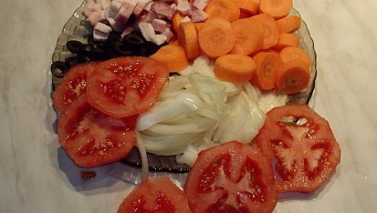 Hovězí po provensálsku, cibuli nakrájíme na měsíčky, slaninu na kostičky rajčata a olivy na plátky