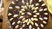 Pudinkový dortík s čokoládou a mandlemi, detail zezhora...