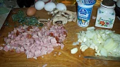 Zapečené nudle s masem, majoránkou, žampiony a smetanovo-nivovým přelivem, ingredience...