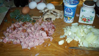 Zapečené nudle s masem, majoránkou, žampiony a smetanovo-nivovým přelivem, ingredience...