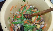 Zeleninovo- rýžová polévka v drůbežím vývaru, orestujeme zeleninu...