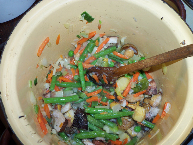Zeleninovo- rýžová polévka v drůbežím vývaru, orestujeme zeleninu...