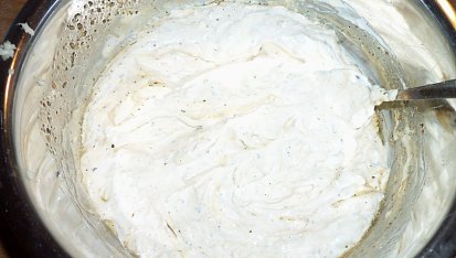 Pečená kořeněná drůbeží křídla v marinádě se zakysanou smetanou, připravená marináda...