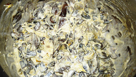 Zapékané klobásy s houbovou náplní