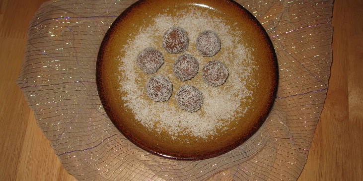 Nepečené kuličky ze salka obalované v kokosu