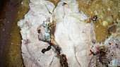 Rozmarýnová krkovička pečená s kremžskou hořčicí, worcesterem a  cibuli, vzorek upečeného