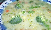 Barevná brokolda s krupičkou (detail polévky...)