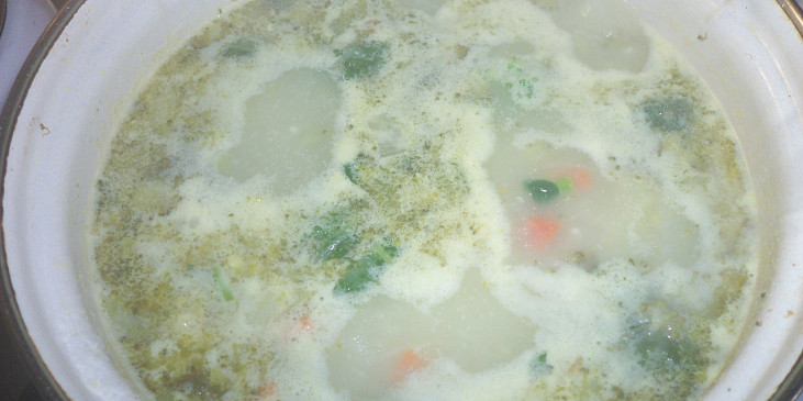 Barevná brokolda s krupičkou (polévka se vaří...)