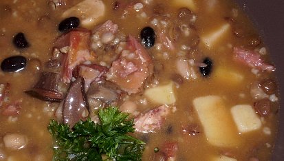 Uzená polévka s luštěninami, houbami a bramborami