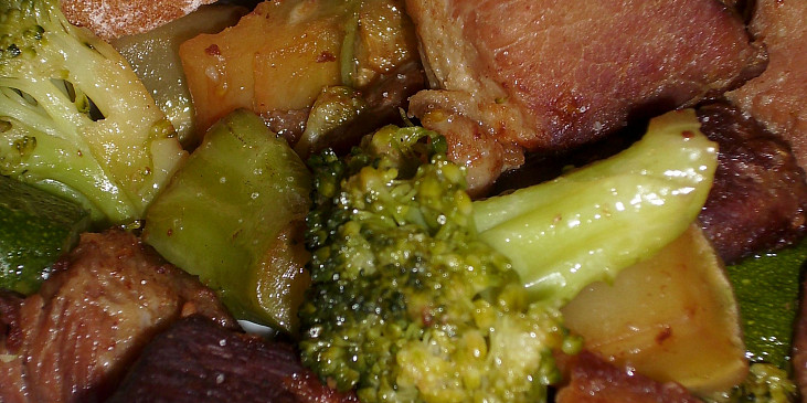 Vepřové plecko s brokolicí a cuketou
