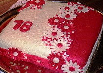 Hranatý červenobílý dort