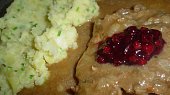 Hovězí plátky na víně s brusinkami, šťouchané brambory, Hovězí plátky na víně s brusinkami, šťouchané brambory