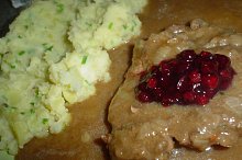 Hovězí plátky na víně s brusinkami, šťouchané brambory
