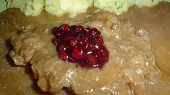 Hovězí plátky na víně s brusinkami, šťouchané brambory, Hovězí plátky na víně s brusinkami