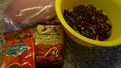 Krůtí na sušených rajčátkách s paprikou a pestem, hlavní přísady