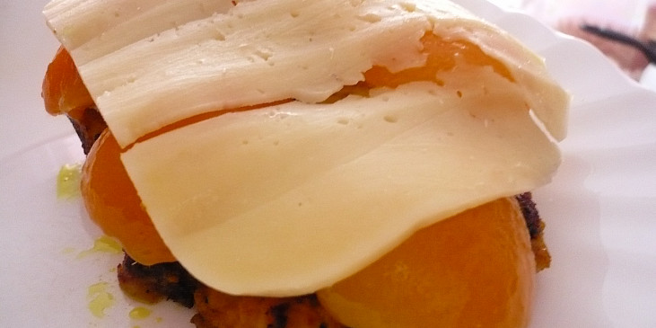 Krůtí prsa na kari s meruňkou (broskví) (Maso již pokládané ovocem a sýrem, poté dáme…)