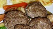 Masové koule na opečené zelenině s bramborovo-sýrovými kopečky