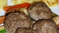 Masové koule na opečené zelenině s bramborovo-sýrovými kopečky