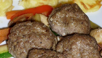 Masové koule na opečené zelenině s bramborovo-sýrovými kopečky
