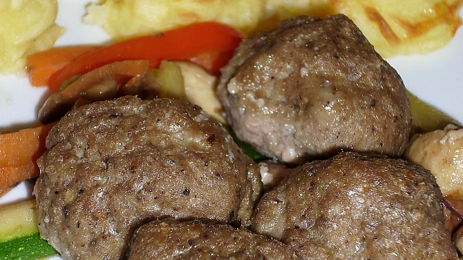 Masové koule na opečené zelenině s bramborovo-sýrovými kopečky