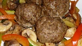 Masové koule na opečené zelenině s bramborovo-sýrovými kopečky