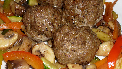 Masové koule na opečené zelenině s bramborovo-sýrovými kopečky