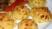 Masové koule na opečené zelenině s bramborovo-sýrovými kopečky