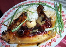 Pečené kuře na bazalce s  červenou cibulí a celým česnekem
