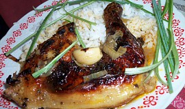 Pečené kuře na bazalce s  červenou cibulí a celým česnekem