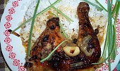 Pečené kuře na bazalce s  červenou cibulí a celým česnekem (Pečené kuře na bazalce s červenou cibulí a celým česnekem)