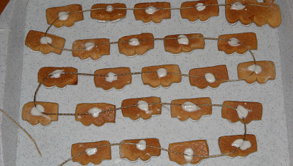 Adventní kalendář z perníku, Připojíme provázek