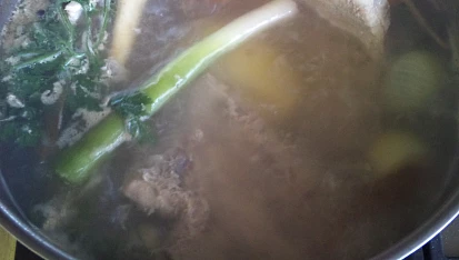 Domácí vývar z vepřových kostí se zeleninou a vaječnými nočky