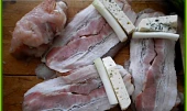 Kuřecí pochoutka nejen pro začátečníky, na osol.opepř maso položit 2 plátky slaniny,cibulku,sýr a zavinout