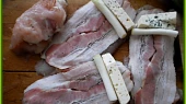Kuřecí pochoutka nejen pro začátečníky, na osol.opepř maso položit 2 plátky slaniny,cibulku,sýr a zavinout