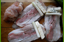 na osol.opepř maso položit 2 plátky slaniny,cibulku,sýr a zavinout