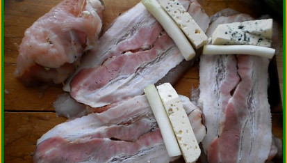 Kuřecí pochoutka nejen pro začátečníky, na osol.opepř maso položit 2 plátky slaniny,cibulku,sýr a zavinout