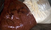 Pruhovaná roláda s kakaovým krémem a broskvemi