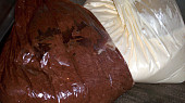 Pruhovaná roláda s kakaovým krémem a broskvemi
