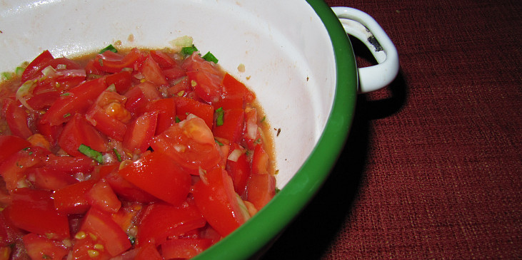 Rajčatový salát s bazalkou a česnekem