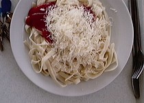Špagety s kečupem a sýrem