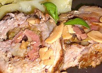 Česneková vepřová roláda s pórkem, uzeným sýrem a uzeninou