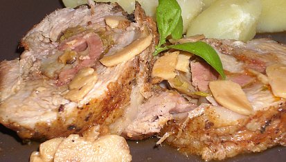 Česneková vepřová roláda s pórkem, uzeným sýrem a uzeninou