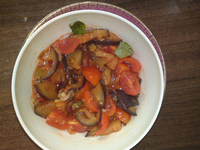 Izraelský baklažánovo-rajčatový salát