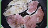 Kuřecí prsa na másle pod celerovou peřinkou, maso obšlehnout z obou stran na cibulovém základu