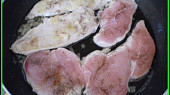Kuřecí prsa na másle pod celerovou peřinkou, maso obšlehnout z obou stran na cibulovém základu